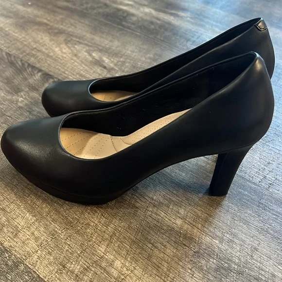 Clark’s “Adriel Viola” black leather heels size 6 - Picture 3 of 7